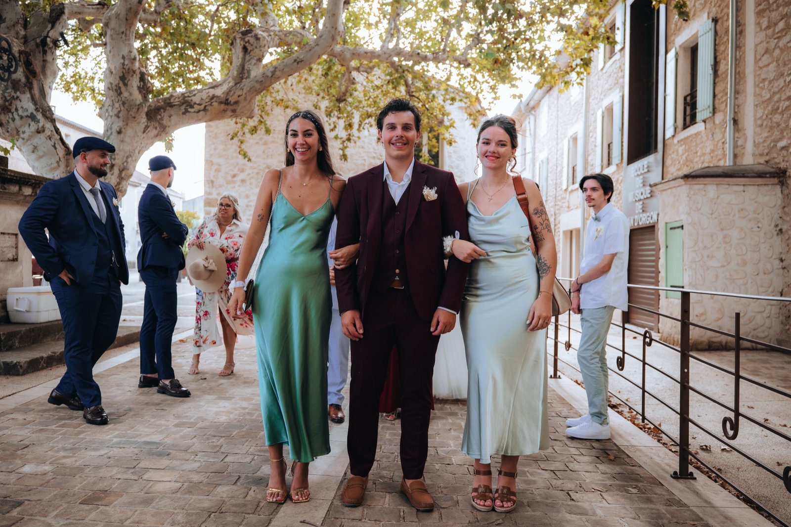Les invités réunis devant la mairie