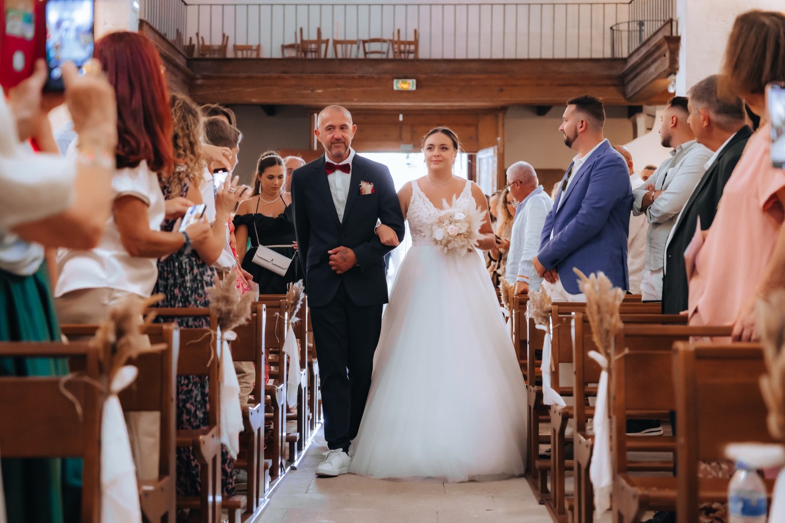 Les mariés au milieu des invités