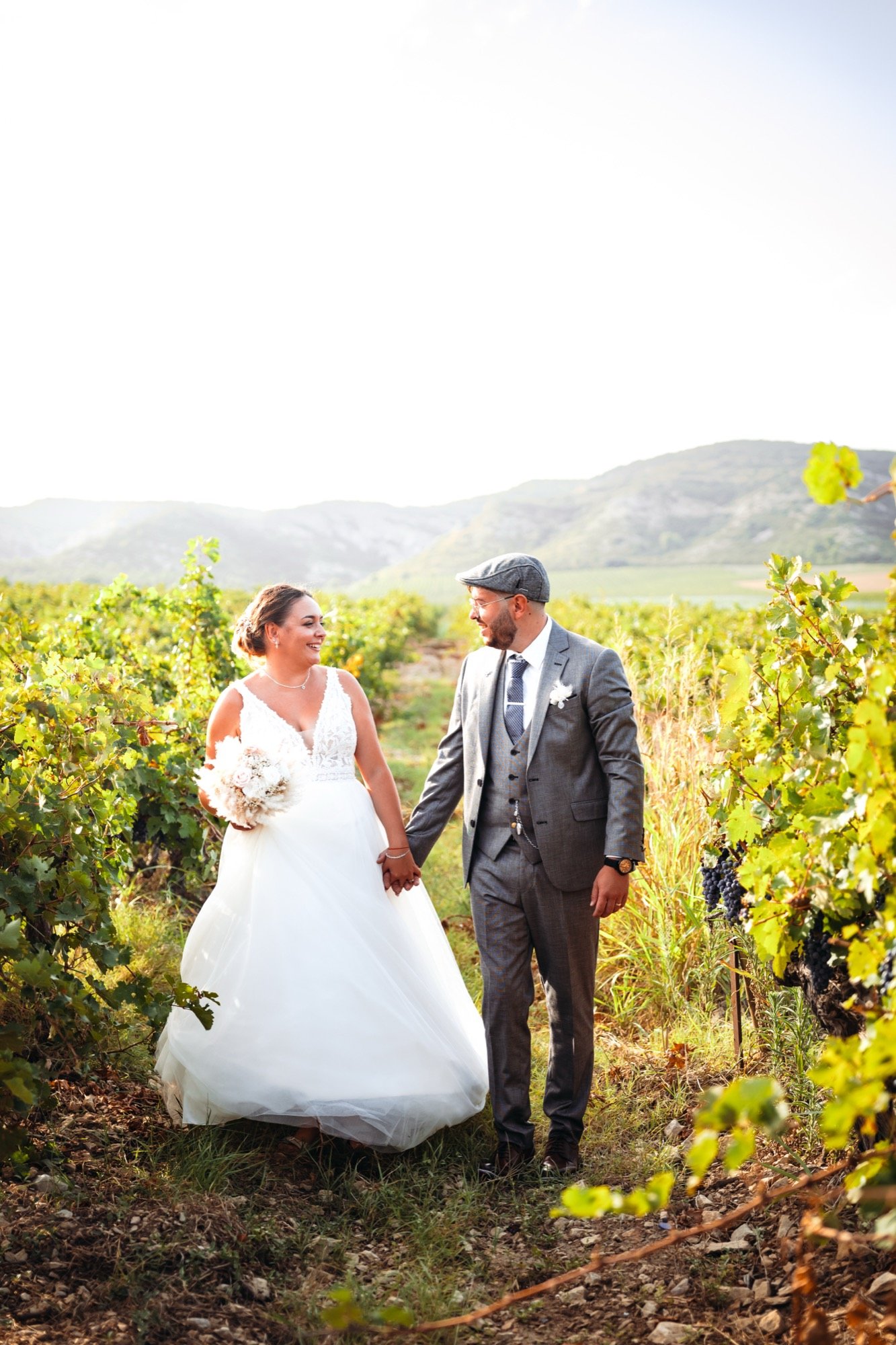 Fanny et Florian marchent dans les vignes