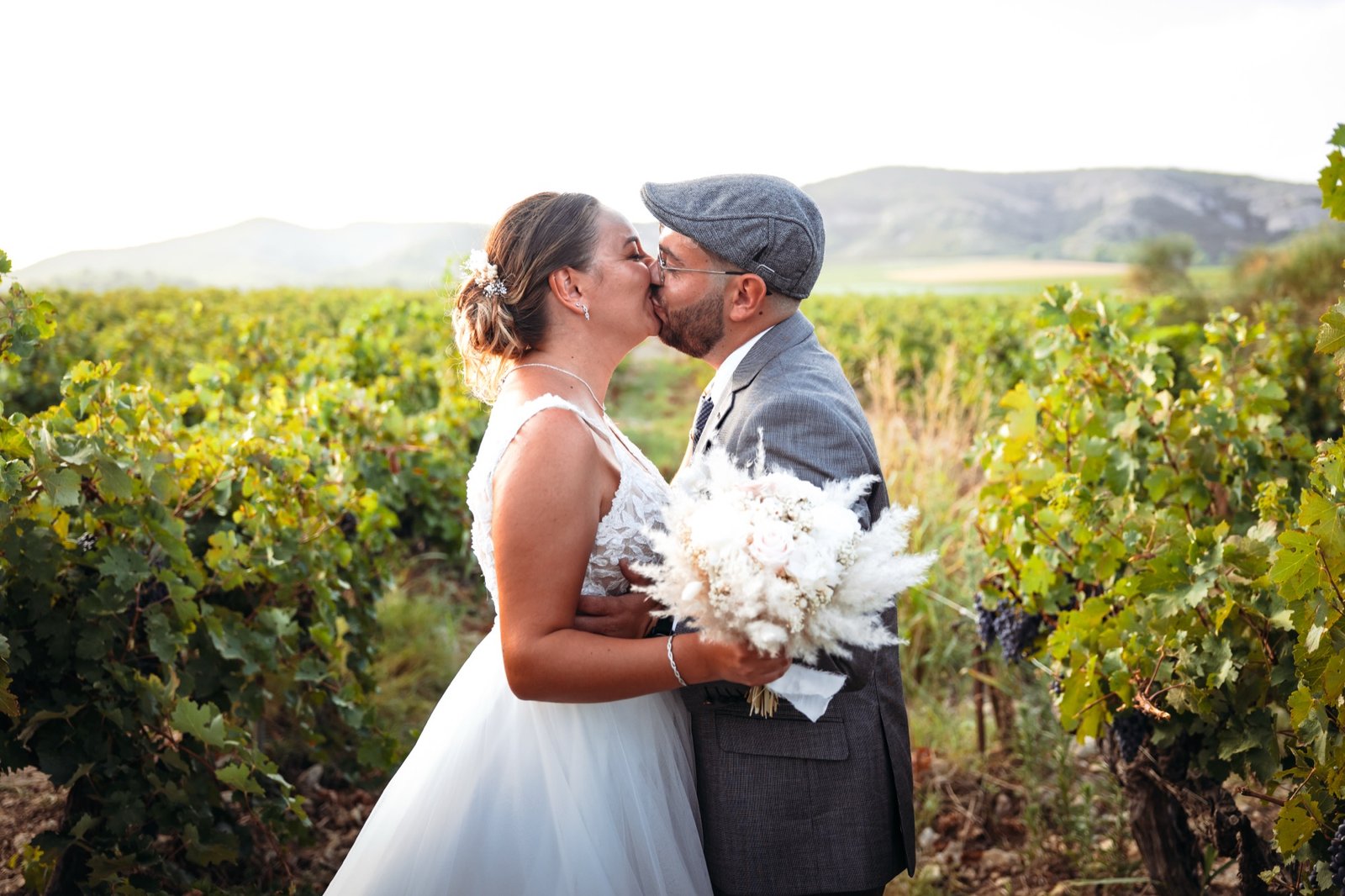 Baiser au milieu des rangs de vigne
