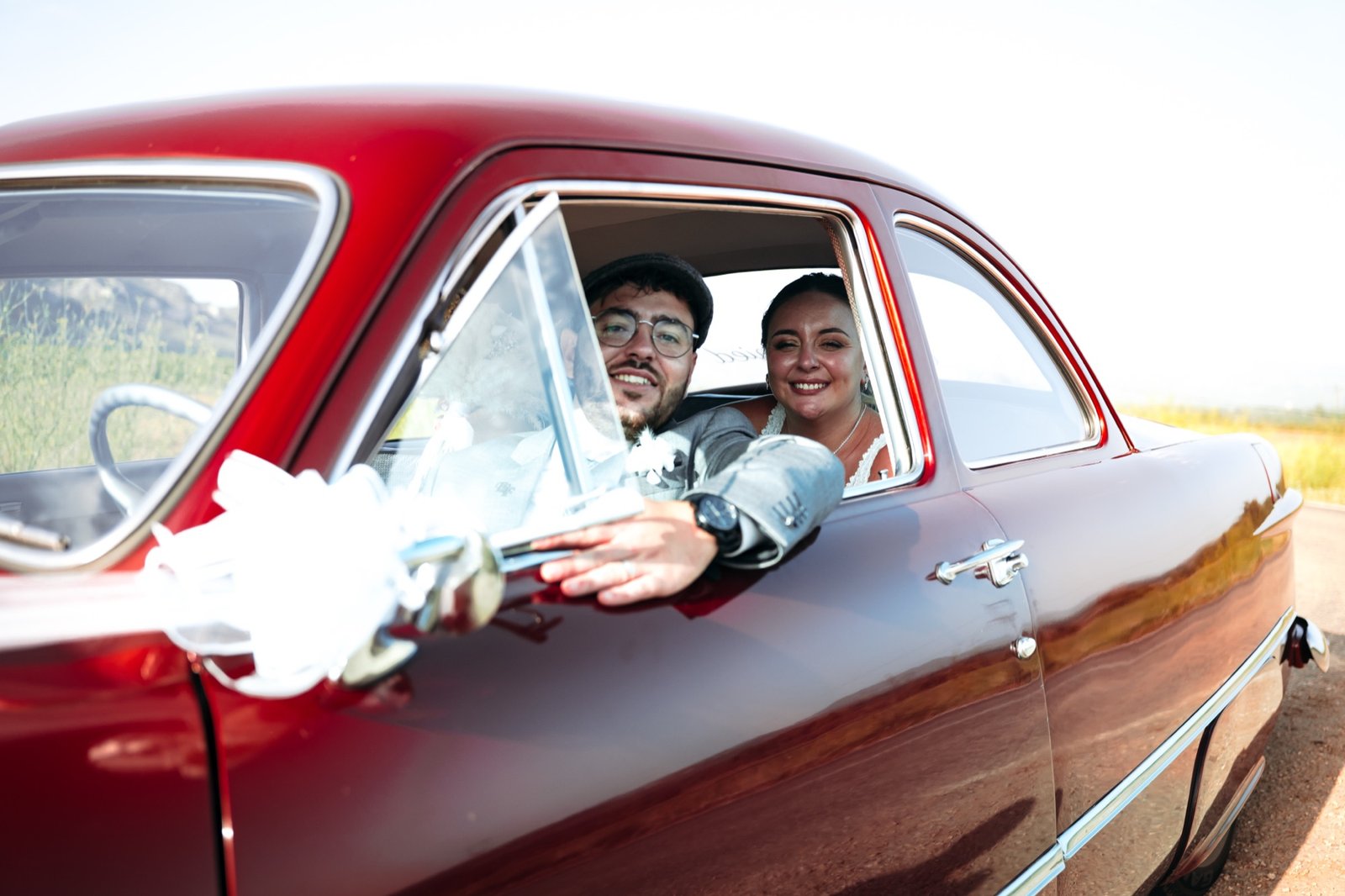 Fanny et Florian à la fenêtre de la voiture