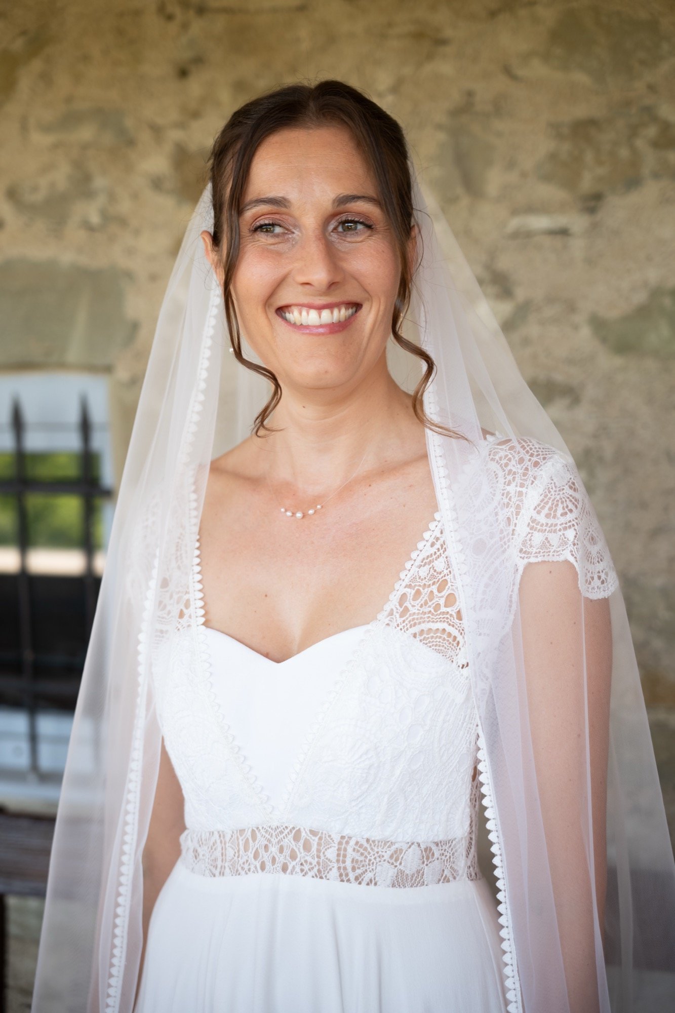 Pauline sourit sous son voile