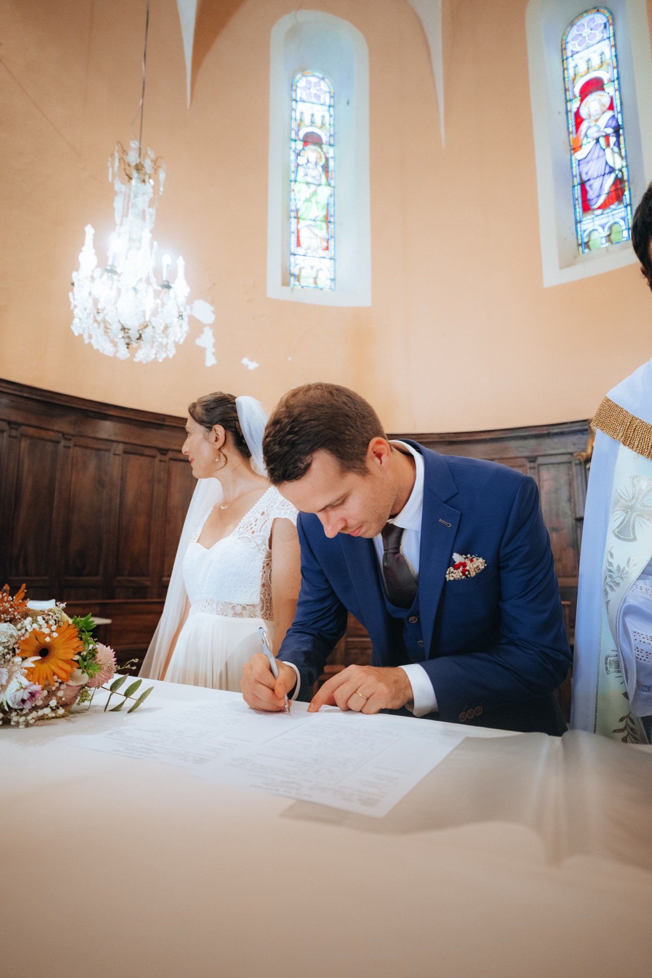 Hadrien signe le registre, Pauline à ses côtés