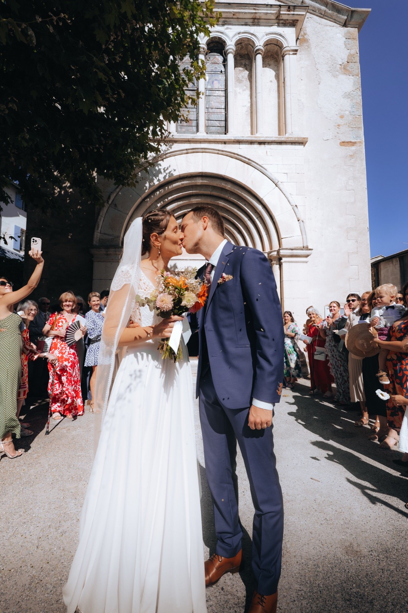 Baiser sur le parvis, les invités de chaque côté