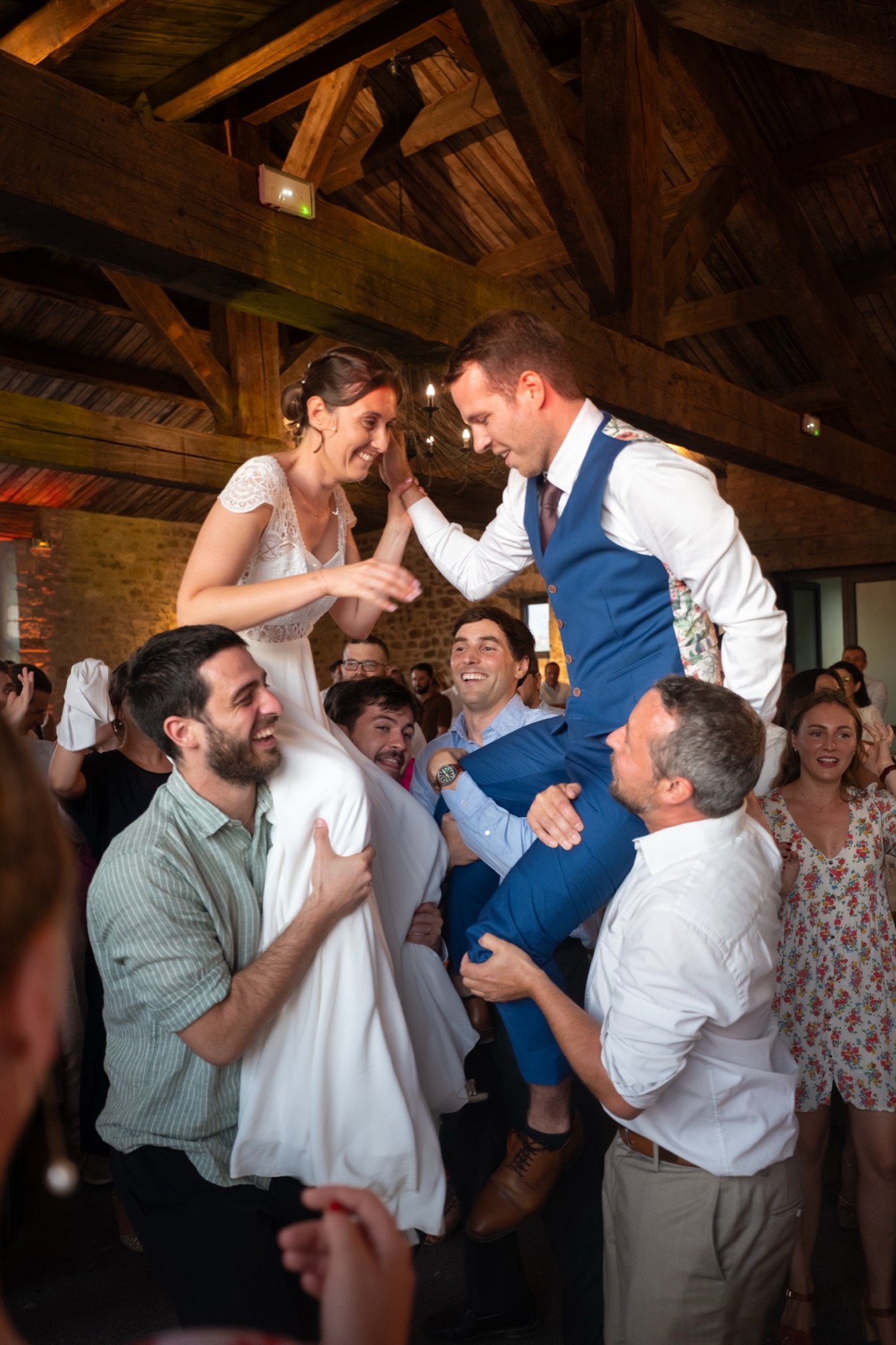 Les mariés portés à bout de bras par les invités