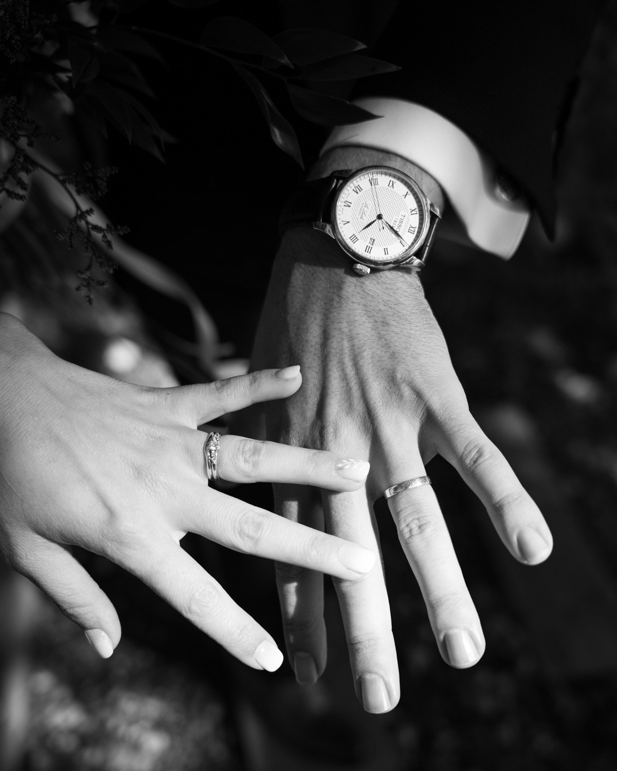 Mains croisées et montre, en noir et blanc