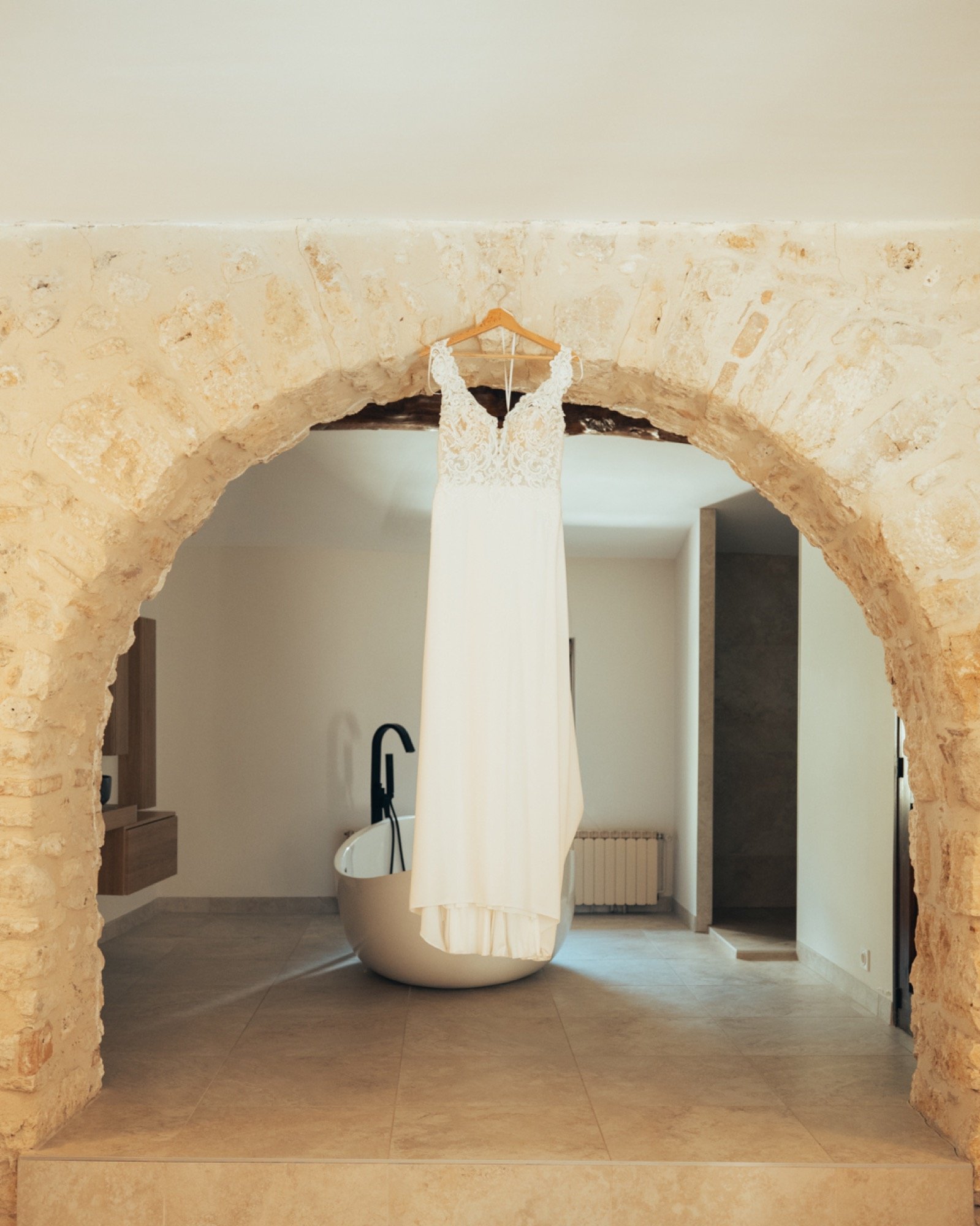 La robe suspendue sous une arche de pierre