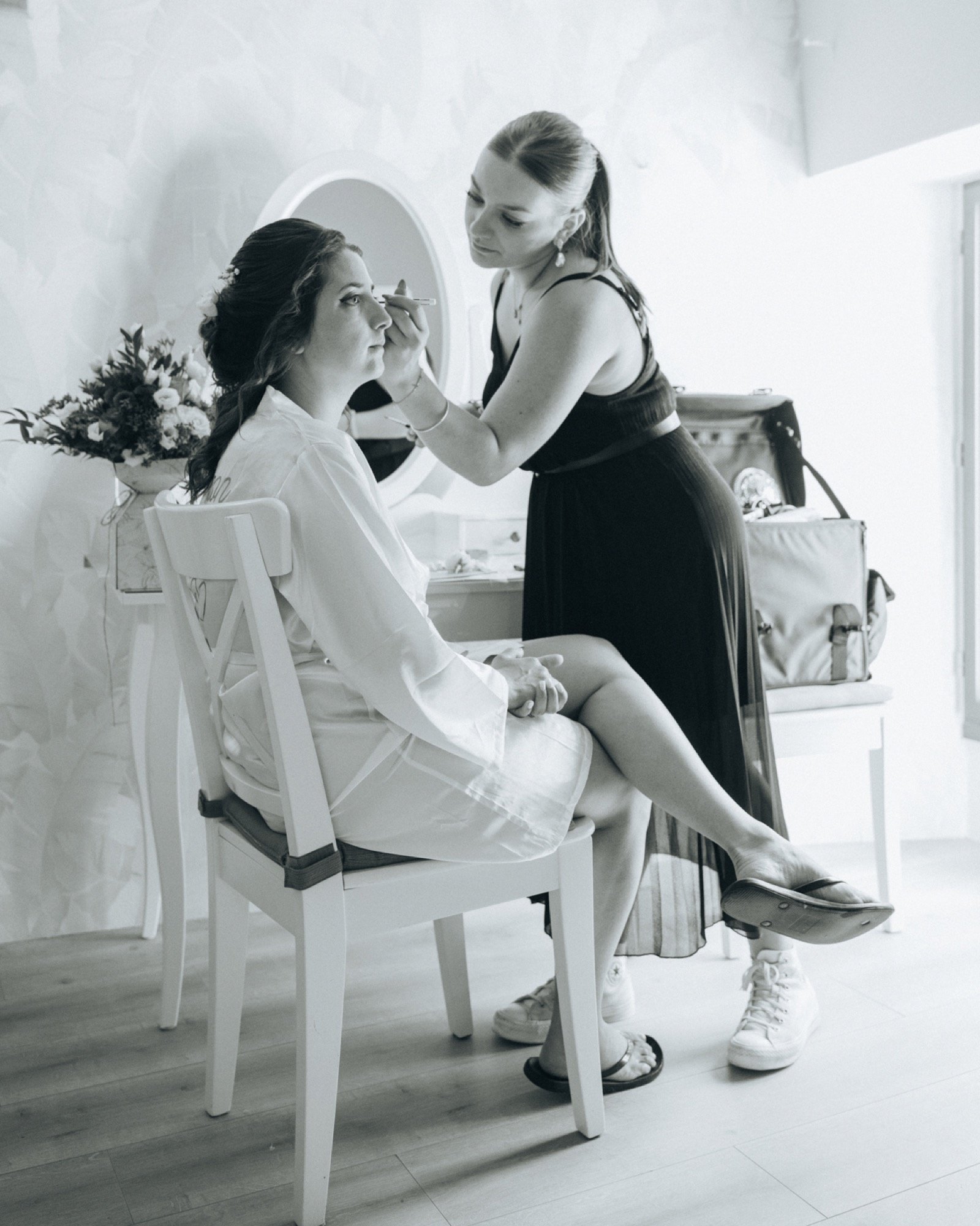 Manon se fait maquiller, en noir et blanc