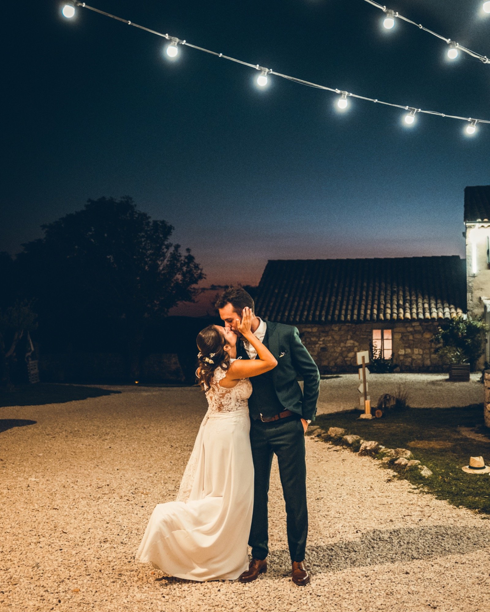 Baiser de nuit sous les guirlandes