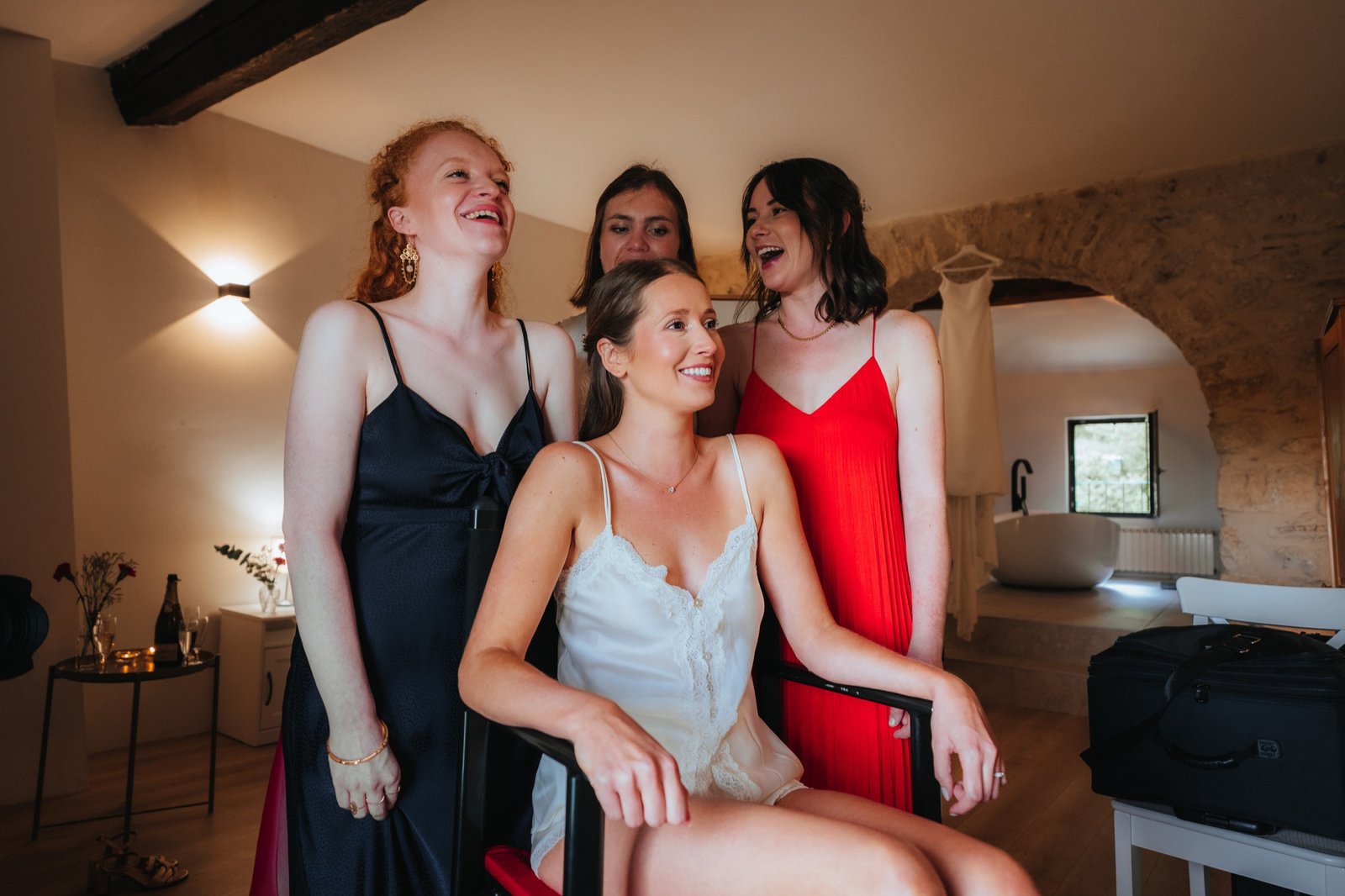 Mathilde rit avec ses amies pendant les préparatifs