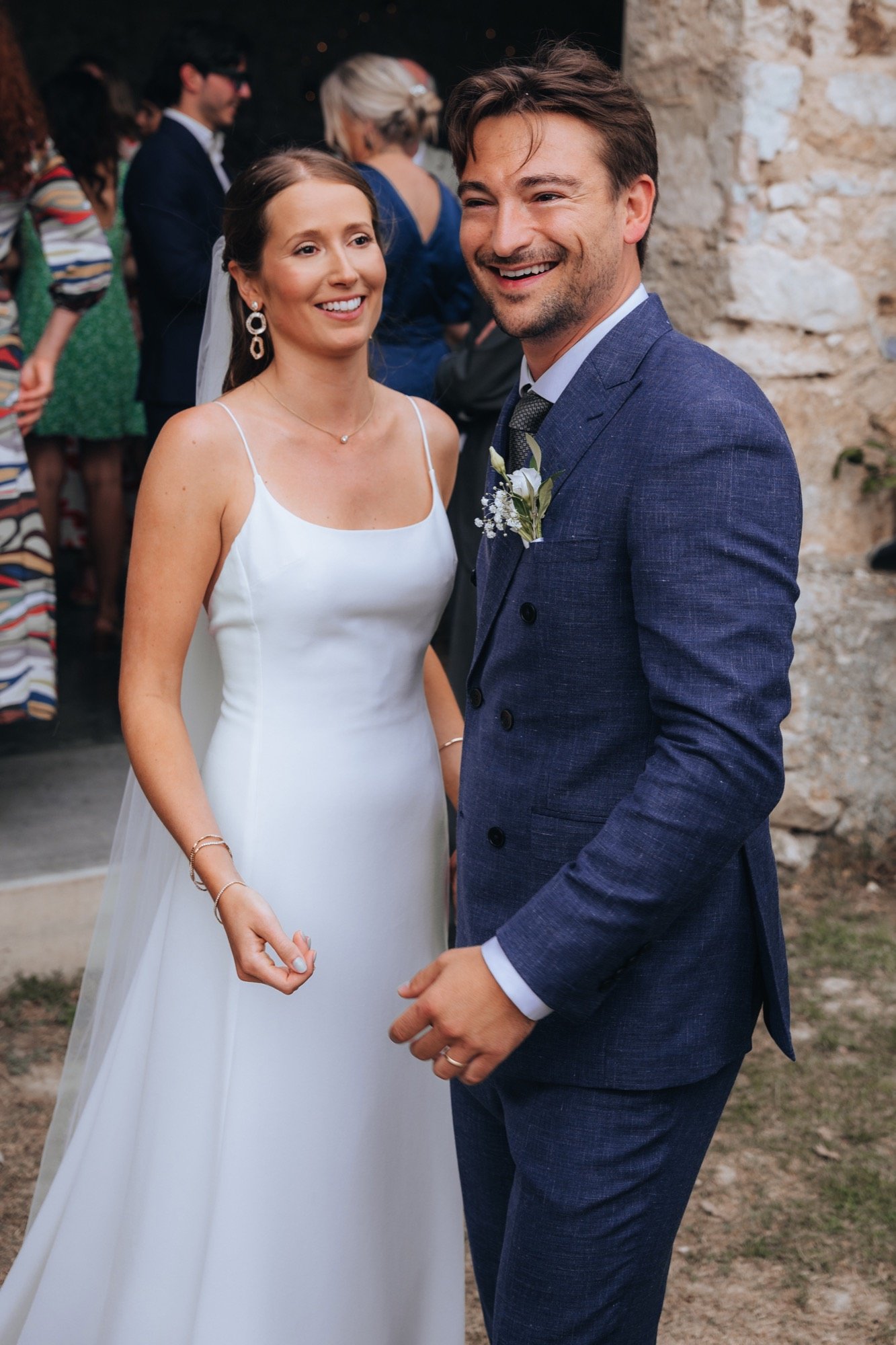 Mathilde et Hugo rient côte à côte