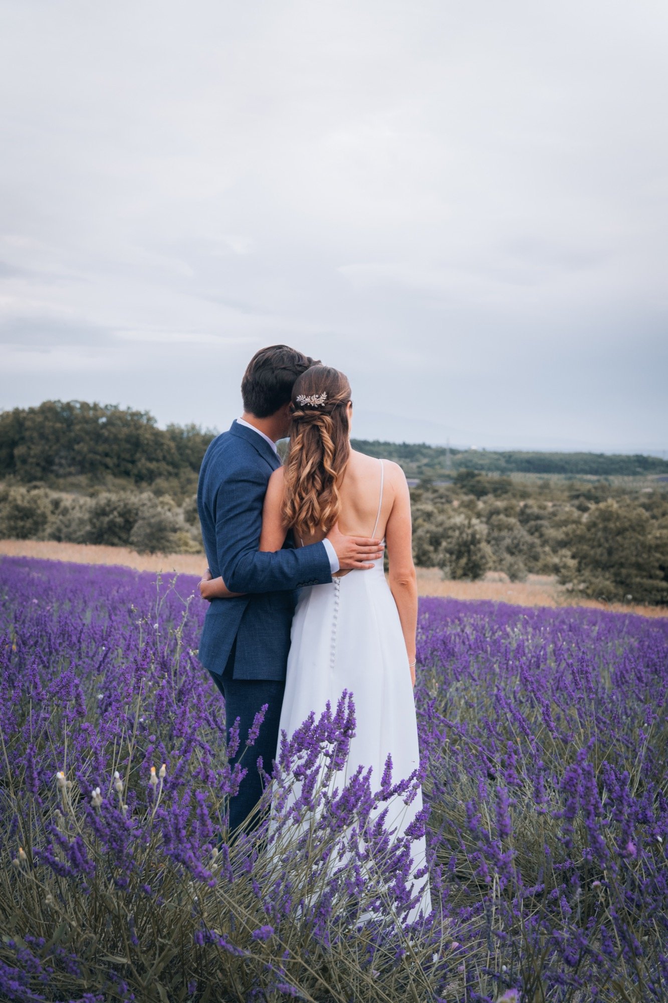 Mathilde et Hugo de dos, face au paysage