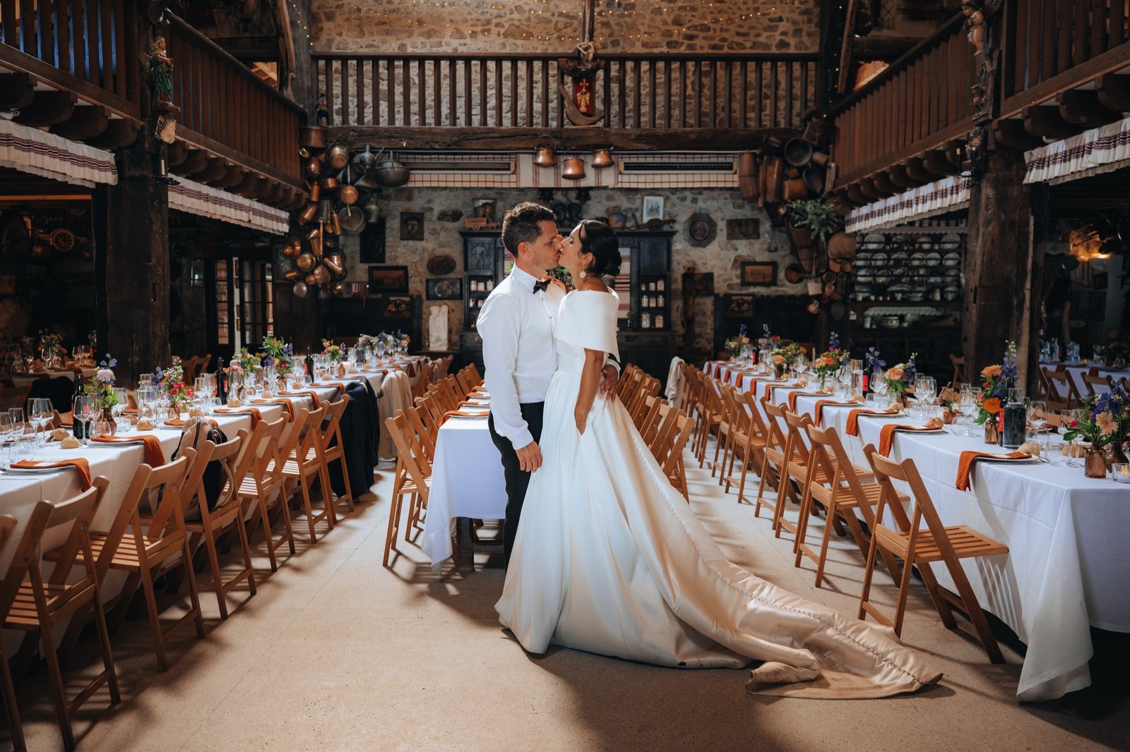 Pauline et Léo au milieu de la grange, entre les longues tables dressées