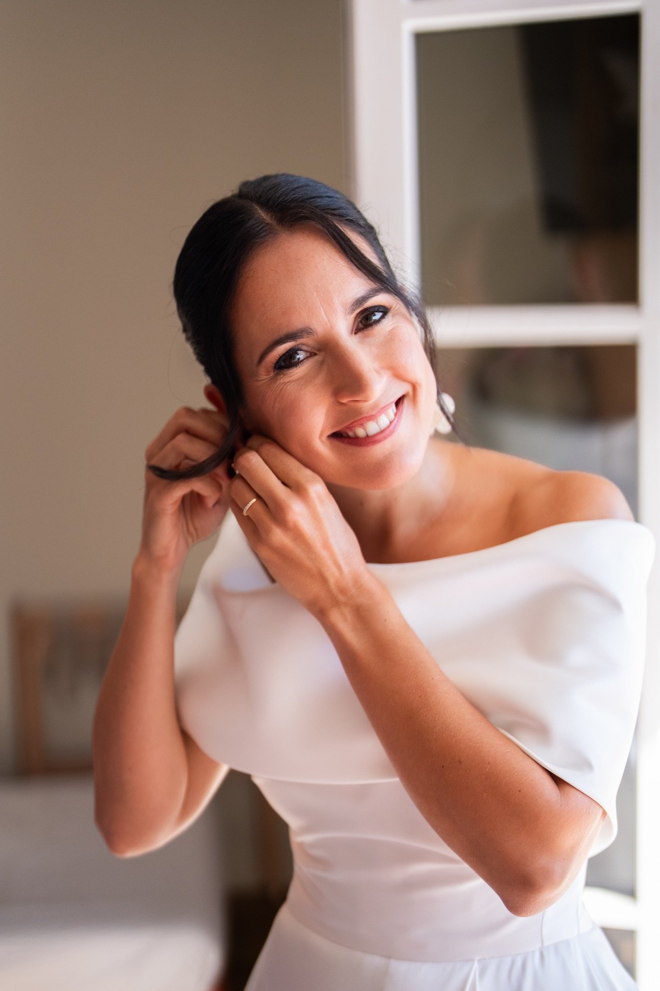 Pauline met ses boucles d'oreilles en souriant