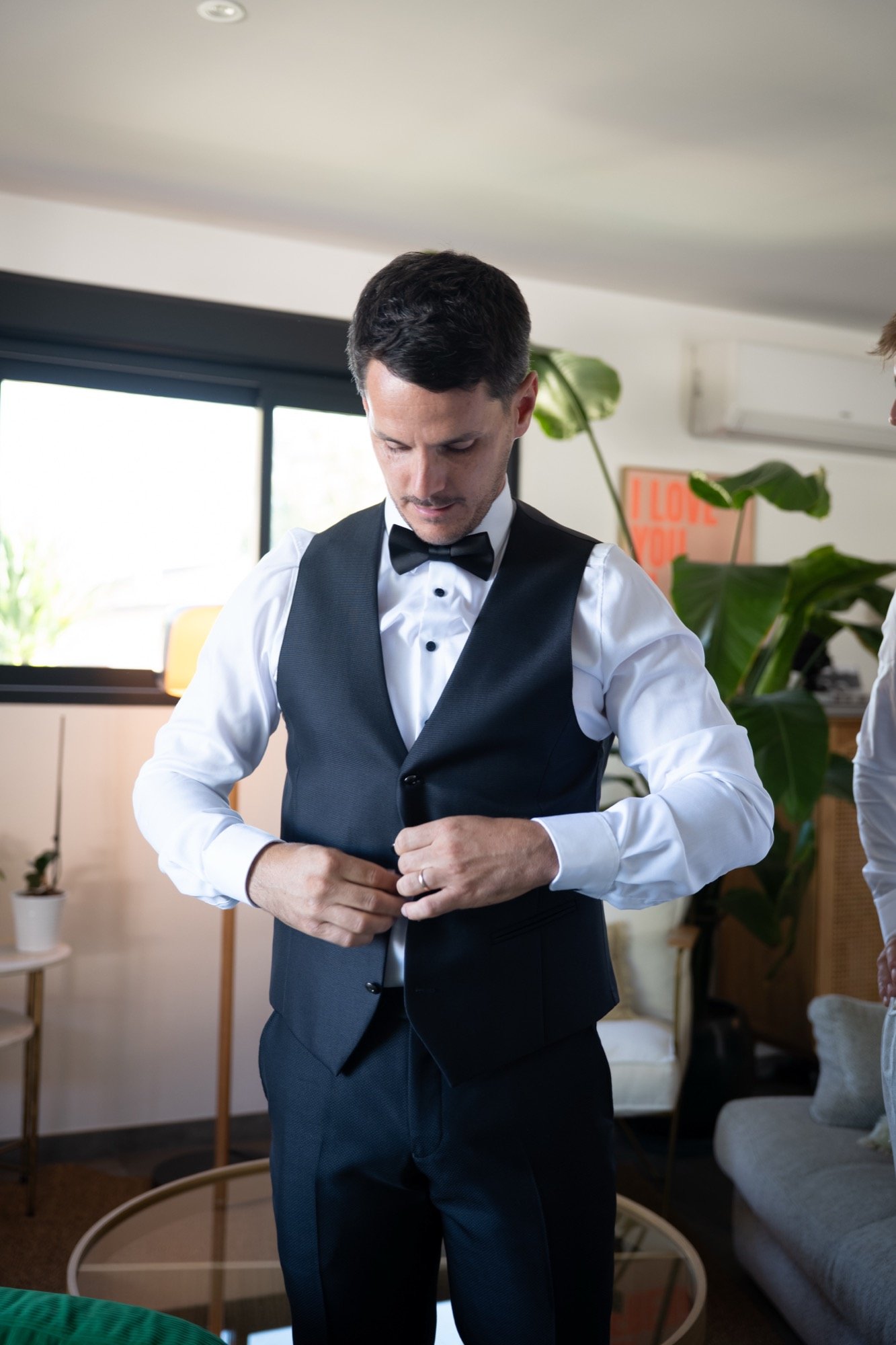 Léo boutonne son gilet