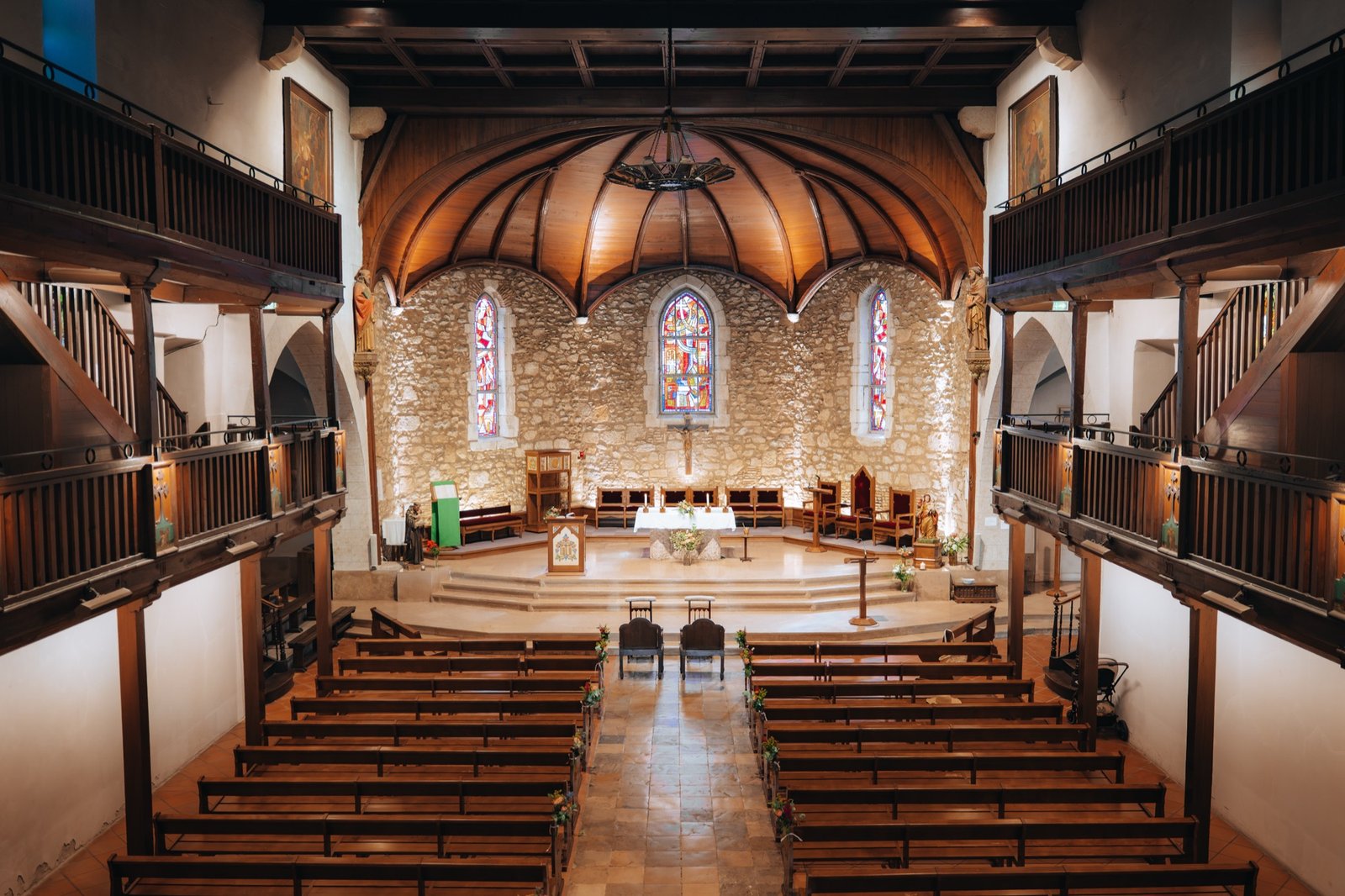 L'église vide, ses bancs et ses galeries de bois