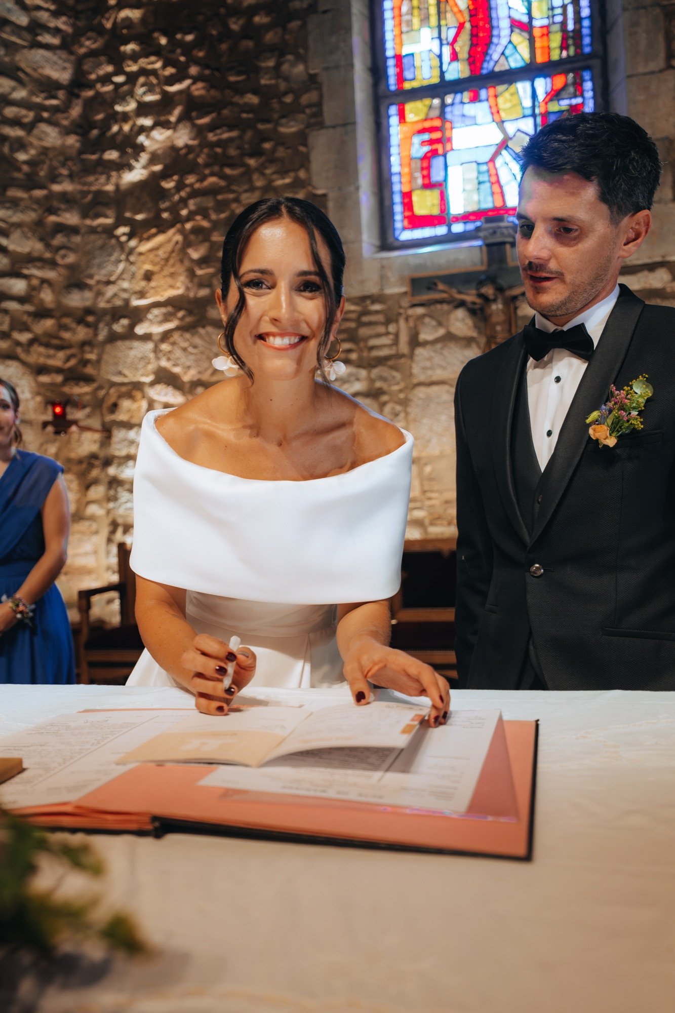 Pauline signe le registre, Léo à ses côtés