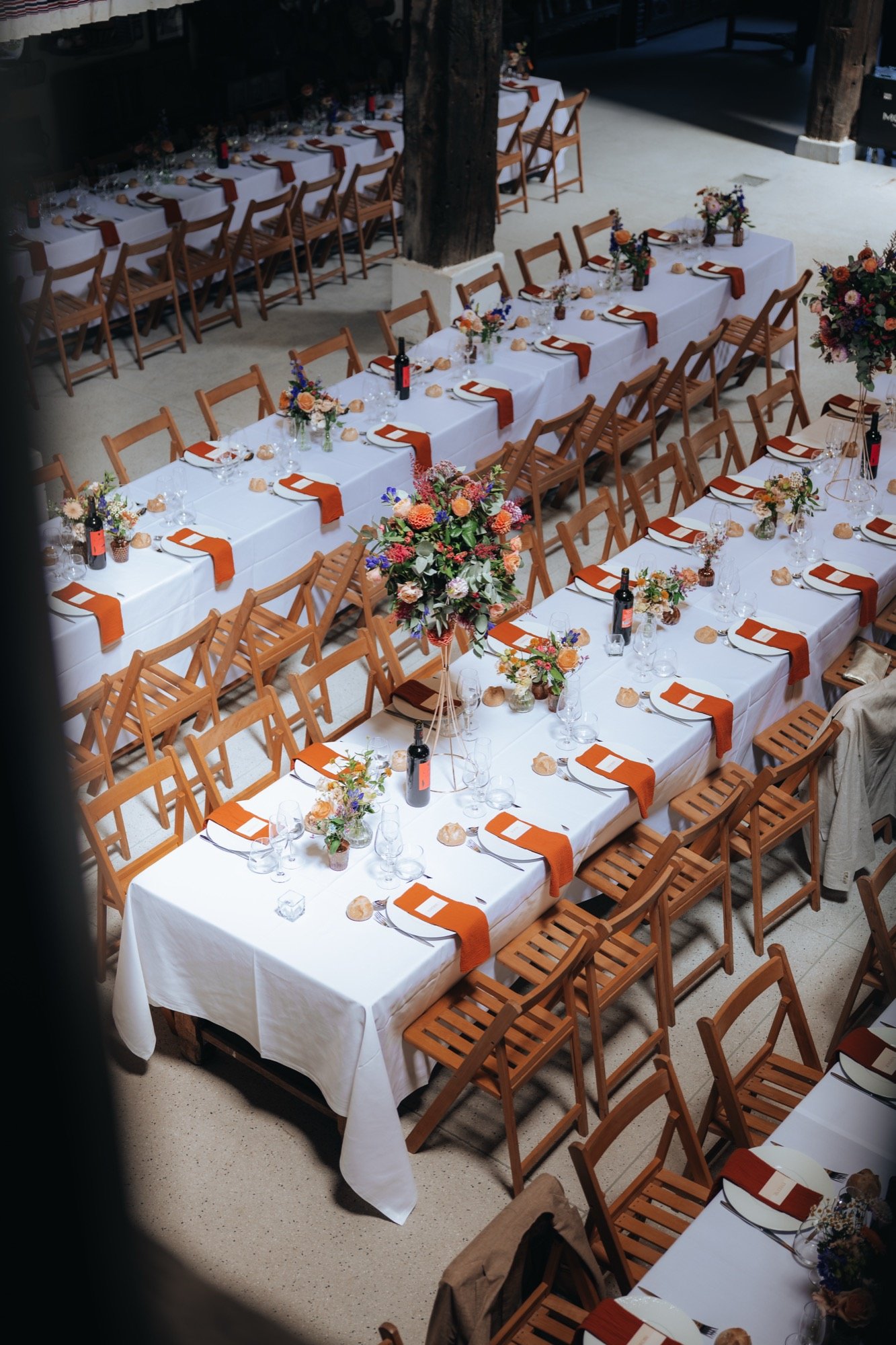 Les tables dressées vues d'en haut, entre les poutres