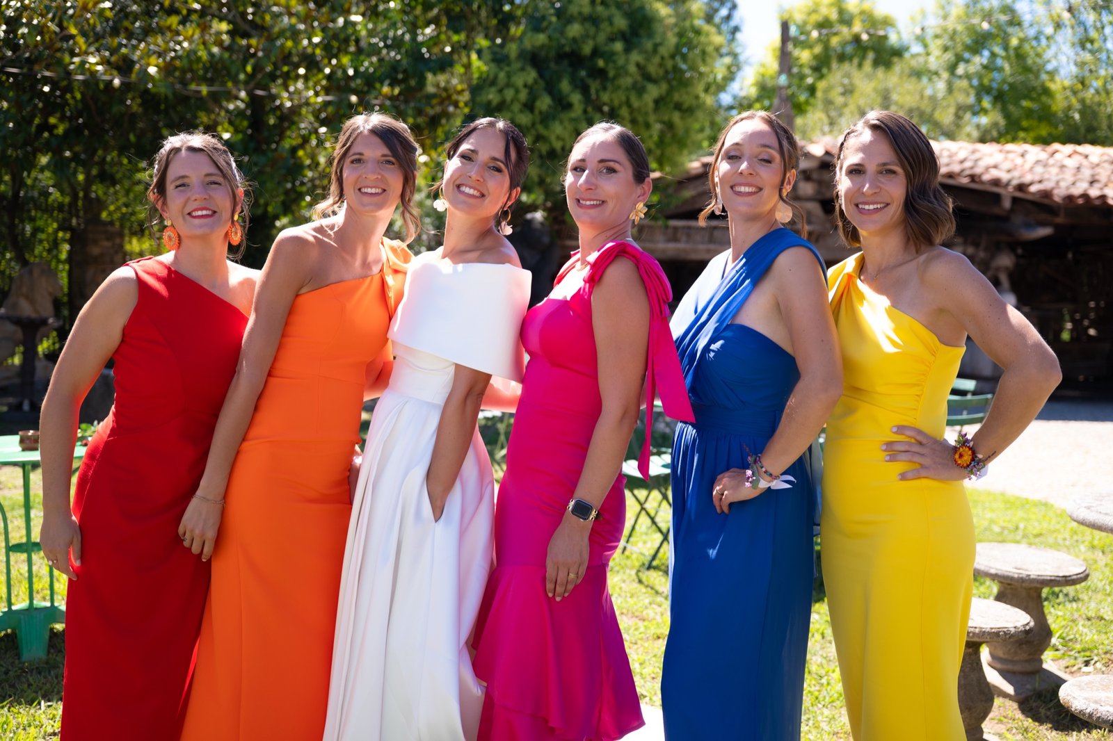 Pauline entourée de ses amies en robes de toutes les couleurs