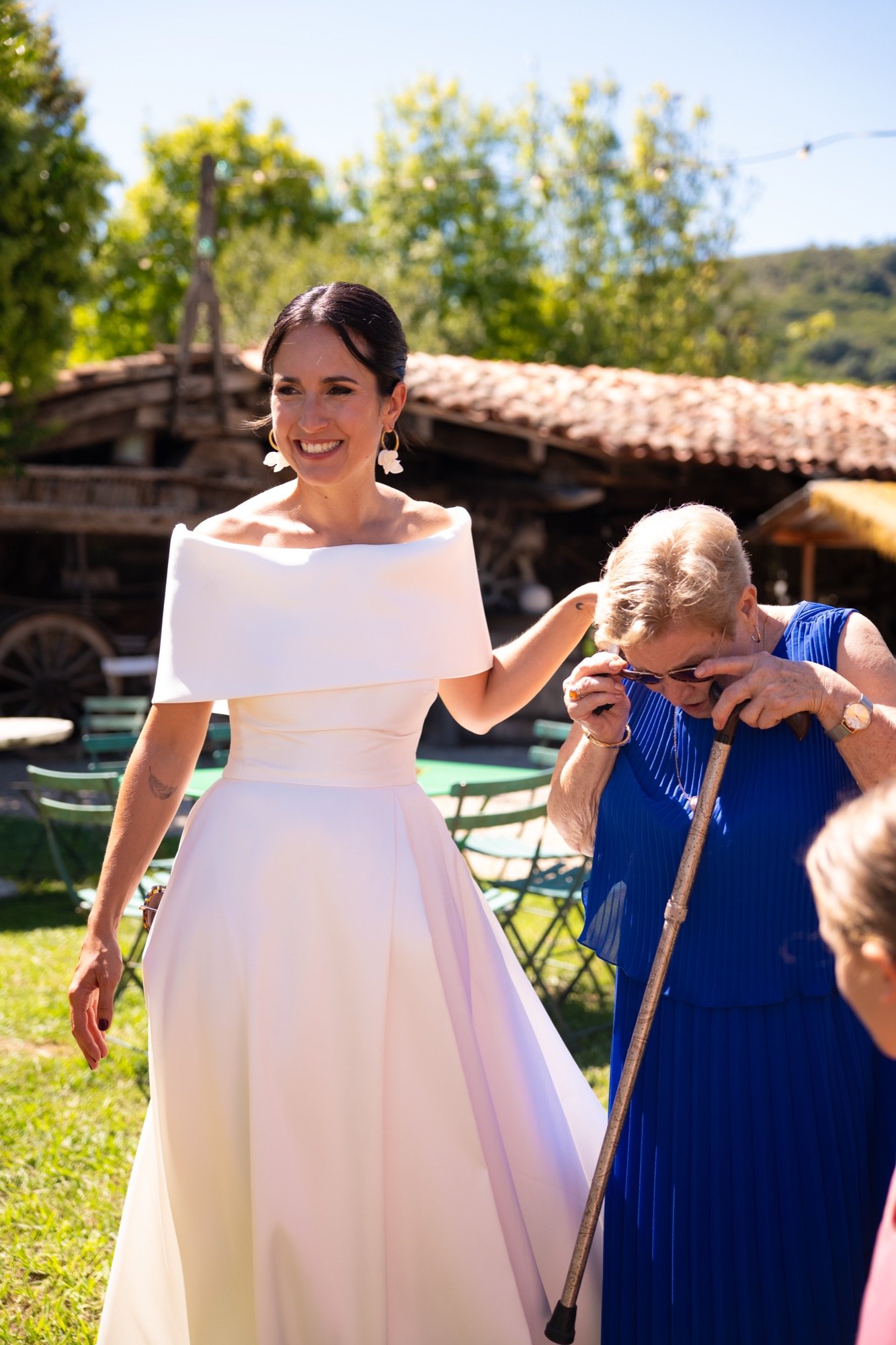 Pauline rit avec une invitée émue