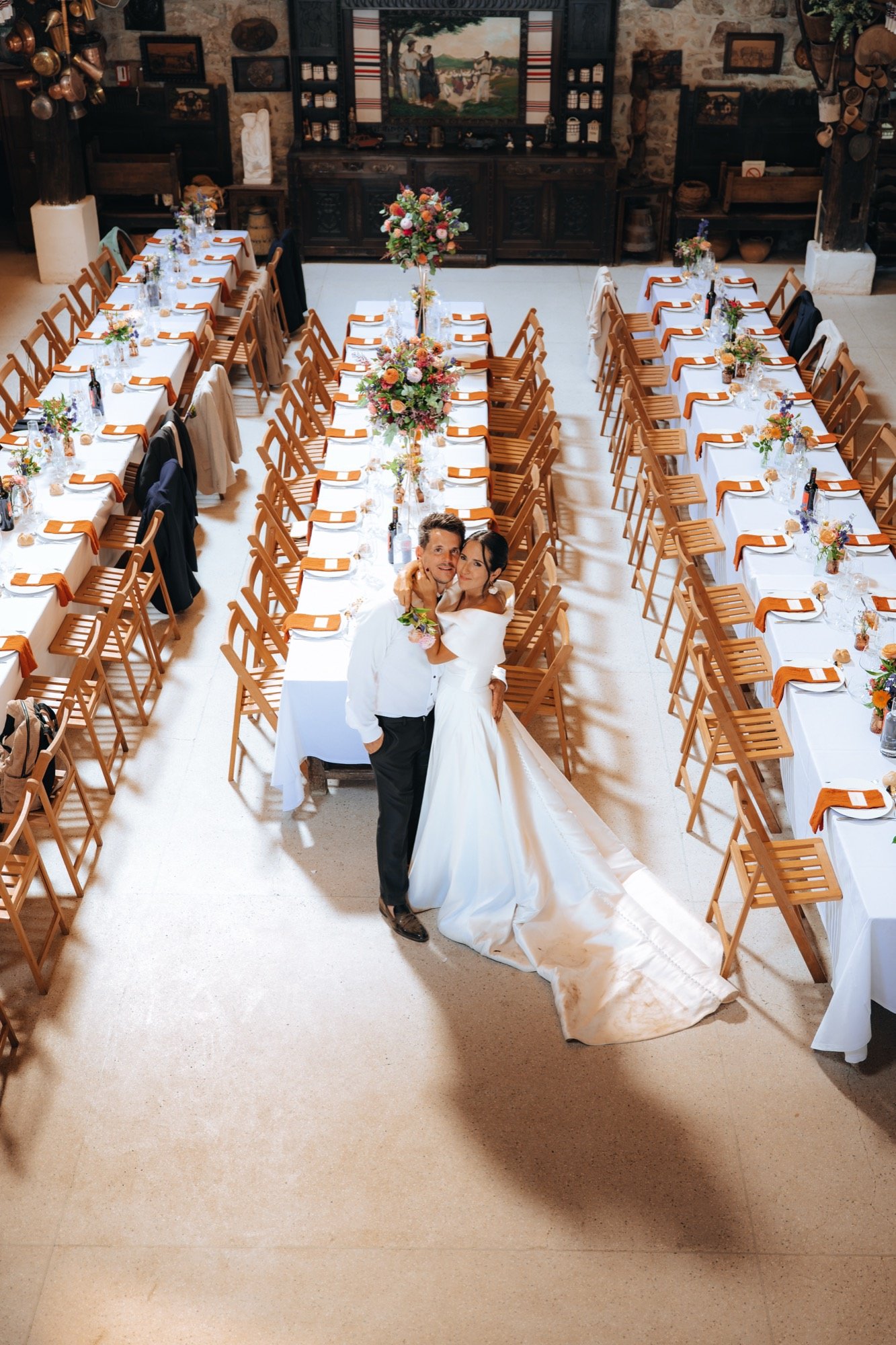 Pauline et Léo vus d'en haut, entre les tables de la grange