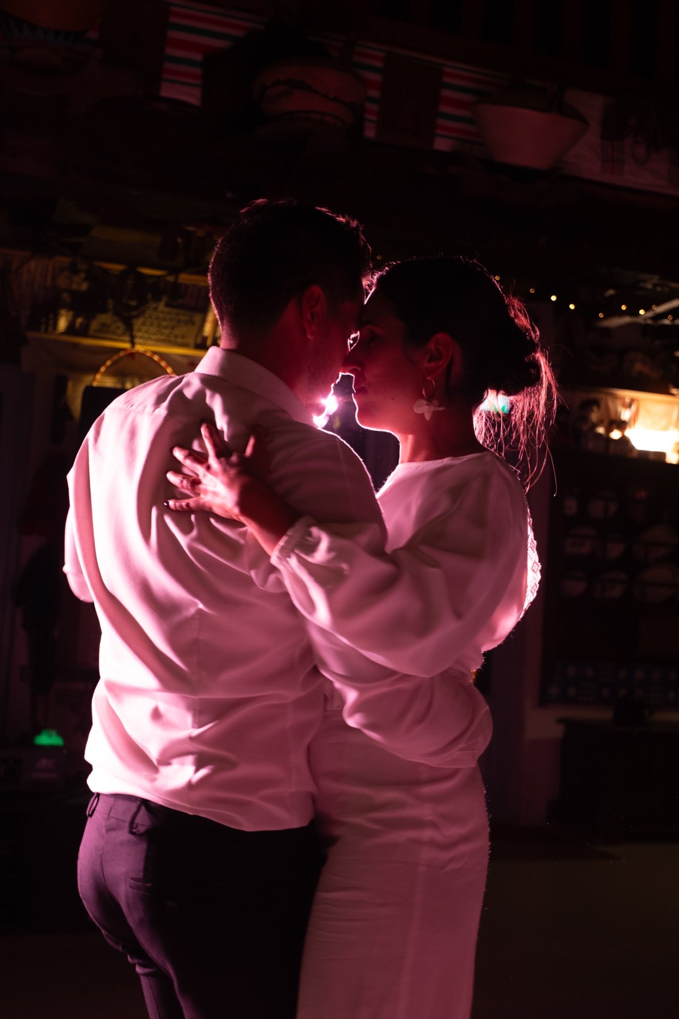 Première danse sous une lumière rose