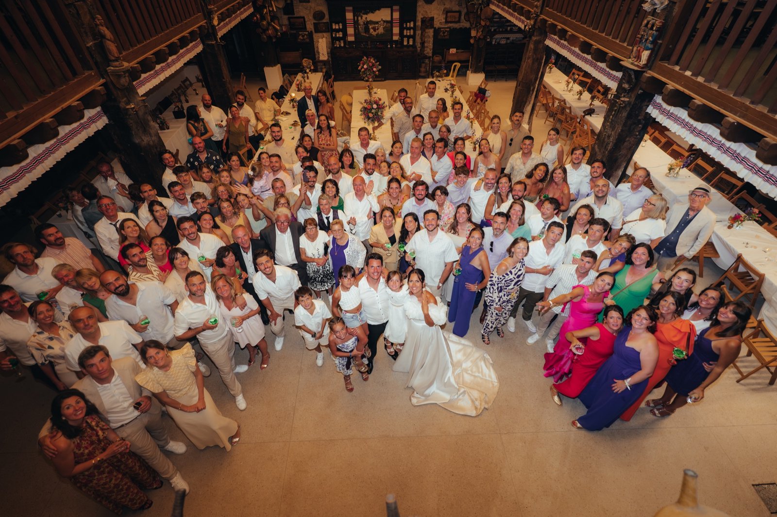 Tous les invités réunis dans la grange, vus d'en haut
