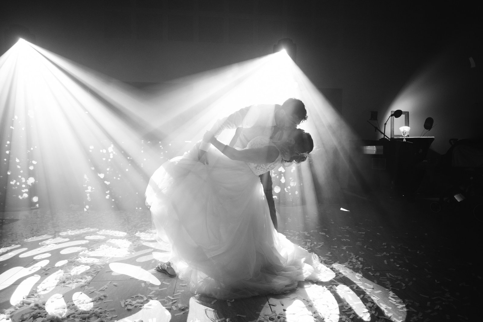 Première danse en noir et blanc, traversée de faisceaux de lumière