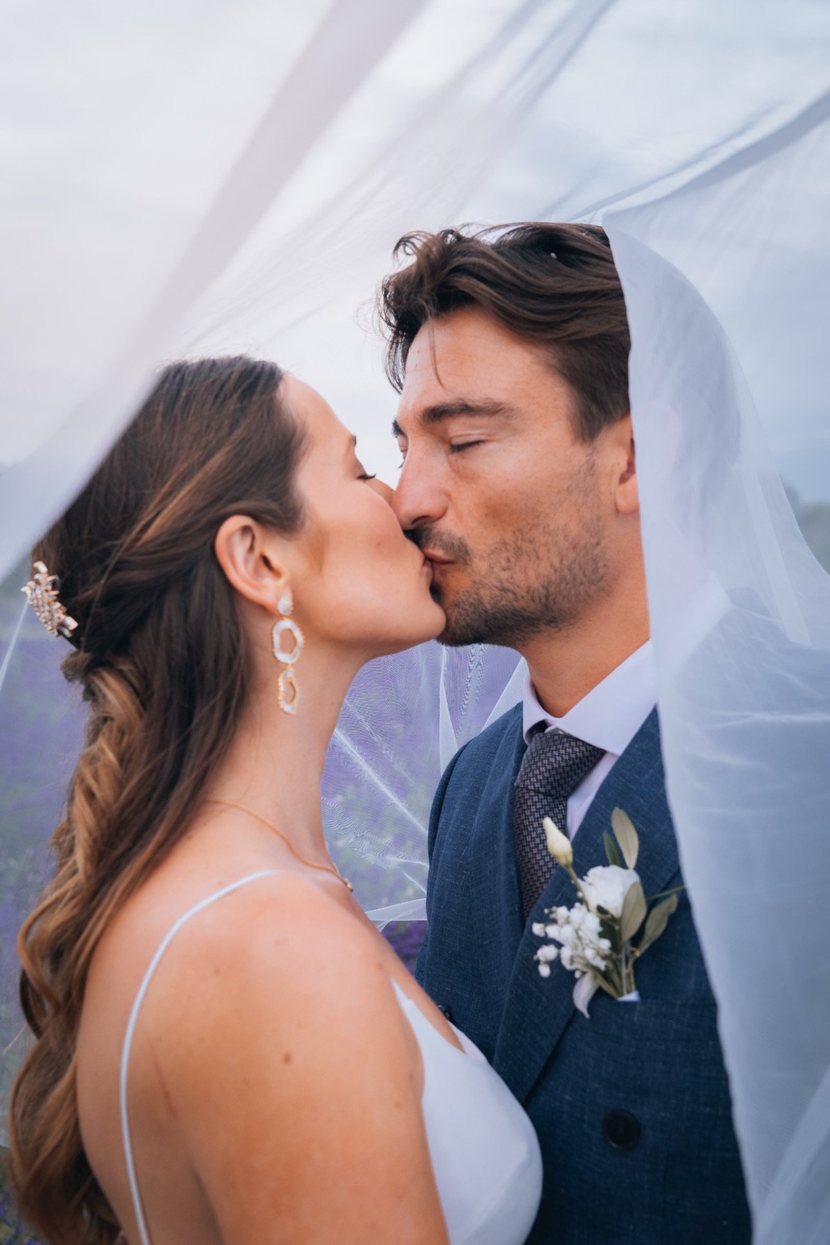 Baiser sous le voile, dans la lavande